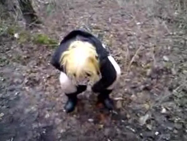 Pissen im Wald und fast erwischt