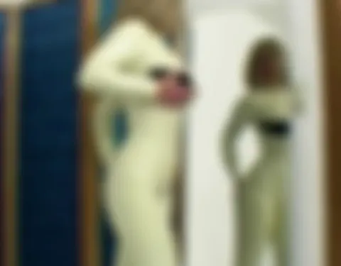 Weißen Latexcatsuit anziehen