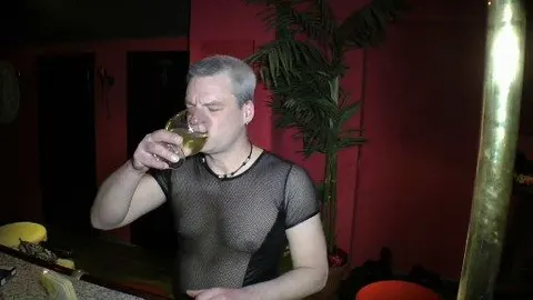 Ein frisches Bier? Nö! Ein Glas frische Pisse!