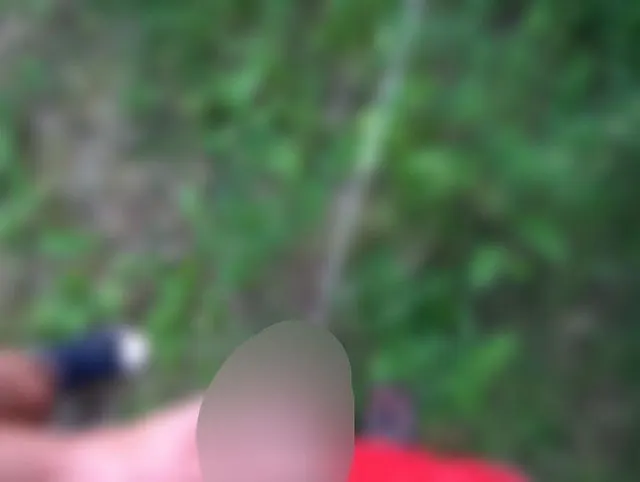 Stiefmutter hält meinen Schwanz, während ich in die Natur pisse