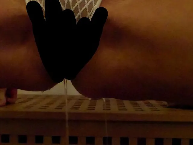 Pissen durch weißem String