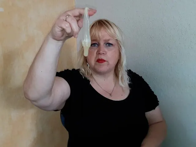 User Sperma auf dem Kleid