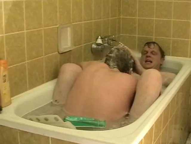 Blasen und wichsen in der Badewanne